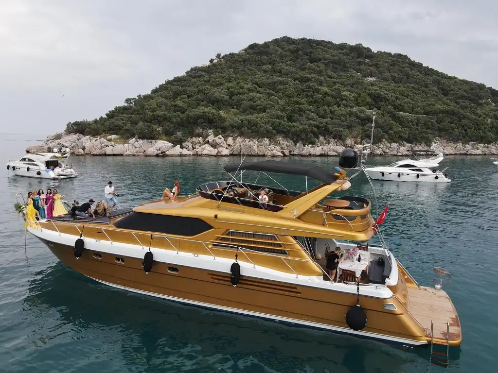 LUXURY REGNUM YACHT